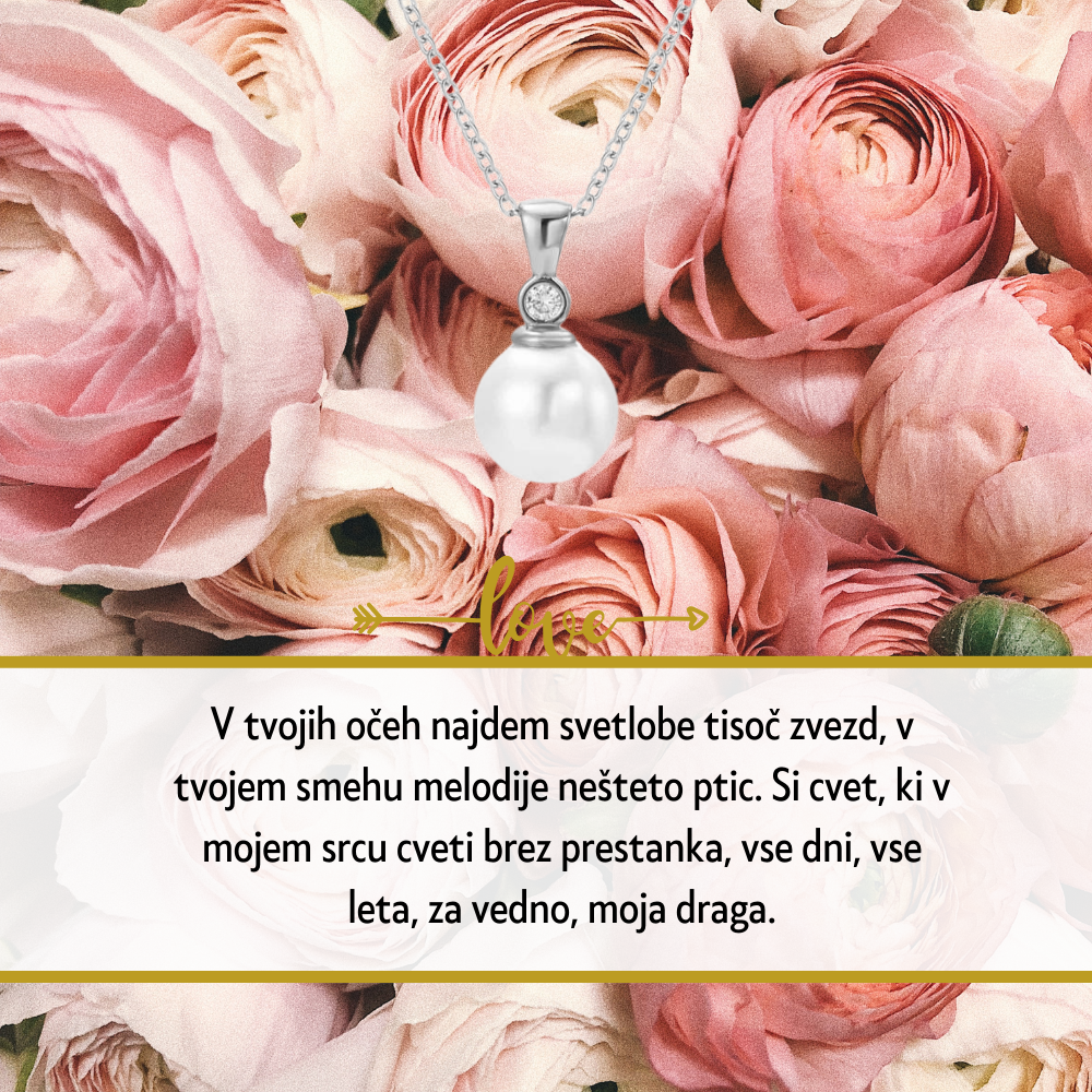 Personalizirana srebrna verižica z vgraviranim imenom in datumom, obdana z majhnimi kristali, kot idealno darilo za Dan žena. Elegantna darilna škatla na beli podlagi z rdečo vrtnico ob strani, simbolizira ljubezen in spoštovanje na poseben dan